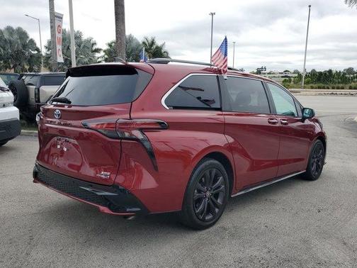 2022 Toyota Sienna XSE 7 Passenger
