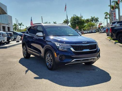 Dark Ocean Blue / White Roof 2023 Kia Seltos S