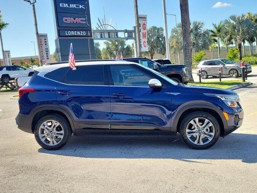 Dark Ocean Blue / White Roof 2023 Kia Seltos S
