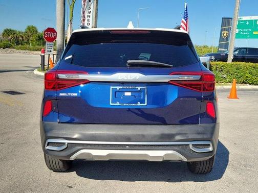 Dark Ocean Blue / White Roof 2023 Kia Seltos S