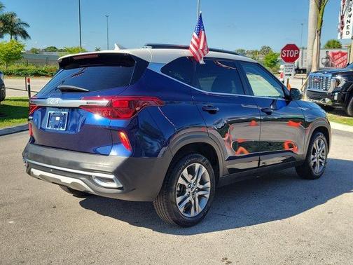 Dark Ocean Blue / White Roof 2023 Kia Seltos S