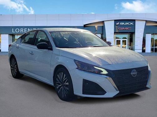 Glacier White 2025 Nissan Altima SV