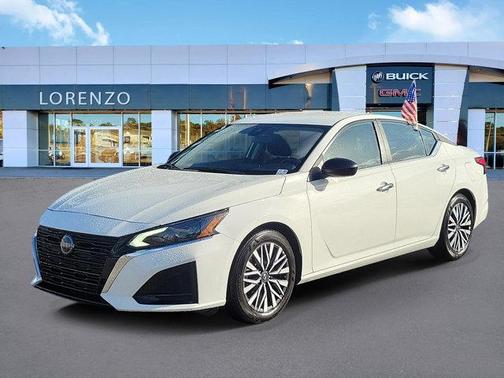 Glacier White 2025 Nissan Altima SV