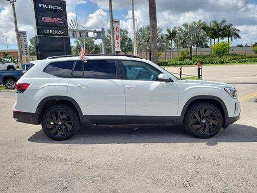 Pure White 2025 Volkswagen Atlas 2.0T SE