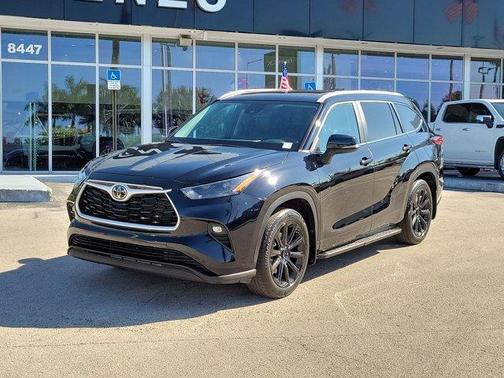 Midnight Black Metallic 2023 Toyota Highlander LE