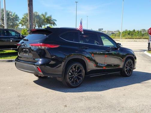 Midnight Black Metallic 2023 Toyota Highlander LE