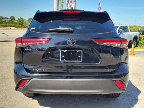 Midnight Black Metallic 2023 Toyota Highlander LE
