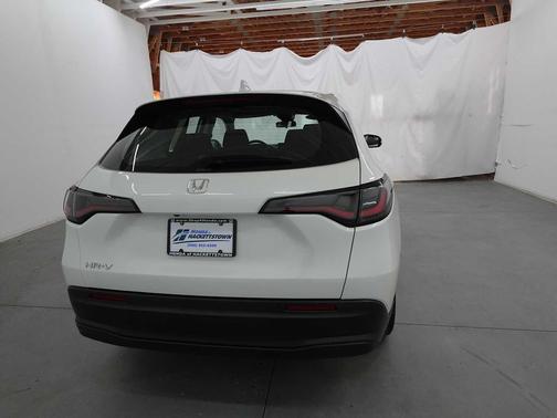 Platinum White Pearl 2023 Honda HR-V LX