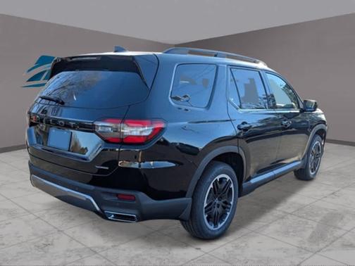 Crystal Black Pearl 2026 Honda Pilot Touring 8-Passenger
