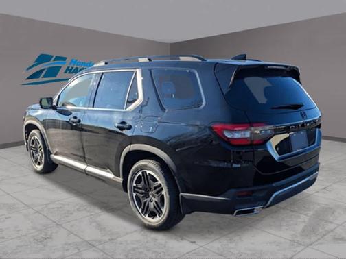 Crystal Black Pearl 2026 Honda Pilot Touring 8-Passenger