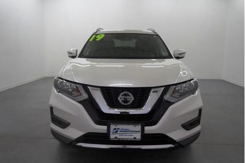 Pearl White Tricoat 2019 Nissan Rogue SV