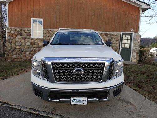 2017 Nissan Titan SV