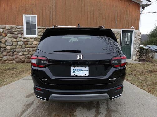 2025 Honda Pilot Touring 8-Passenger