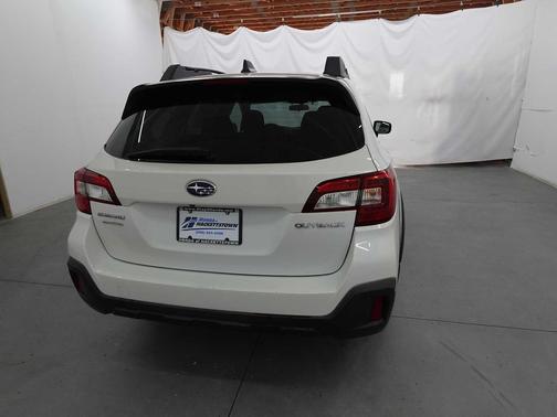 Crystal White Pearl 2018 Subaru Outback 2.5i Premium