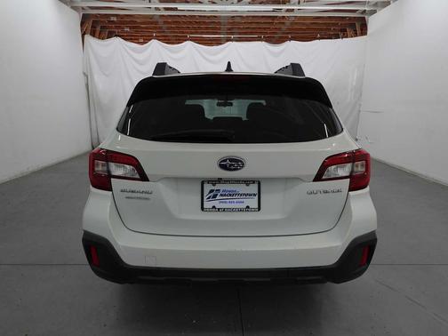 Crystal White Pearl 2018 Subaru Outback 2.5i Premium