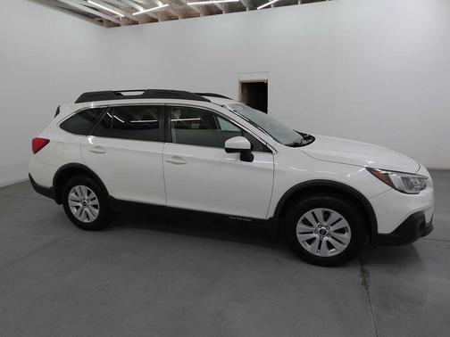 Crystal White Pearl 2018 Subaru Outback 2.5i Premium