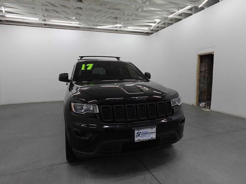 Diamond Black Crystal Pearlcoat 2017 Jeep Grand Cherokee Laredo