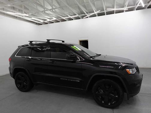 Diamond Black Crystal Pearlcoat 2017 Jeep Grand Cherokee Laredo