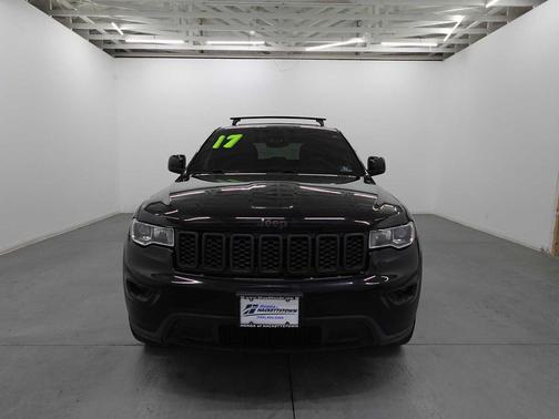 Diamond Black Crystal Pearlcoat 2017 Jeep Grand Cherokee Laredo
