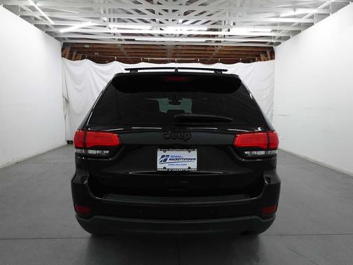 Diamond Black Crystal Pearlcoat 2017 Jeep Grand Cherokee Laredo