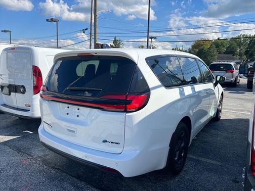 2023 Chrysler Pacifica Hybrid Touring L