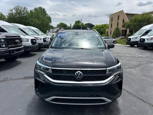 Deep Black Pearl 2022 Volkswagen Taos 1.5T SE