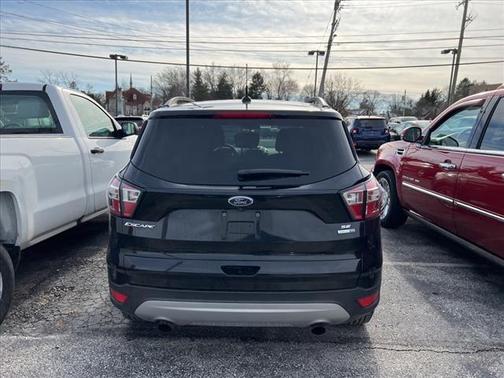 Photo 4 of 4 of 2017 Ford Escape SE