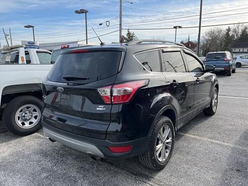 Photo 3 of 4 of 2017 Ford Escape SE