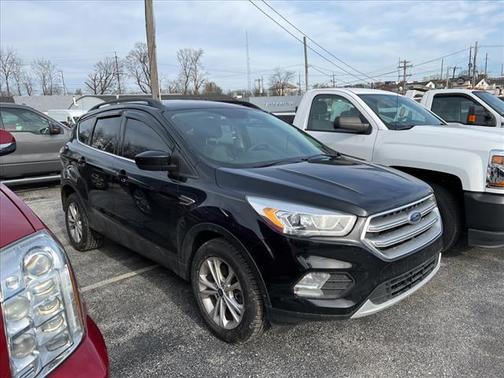 Photo 2 of 4 of 2017 Ford Escape SE