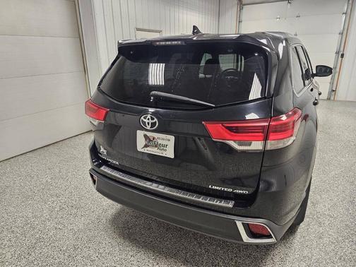 Midnight Black Metallic 2019 Toyota Highlander Limited