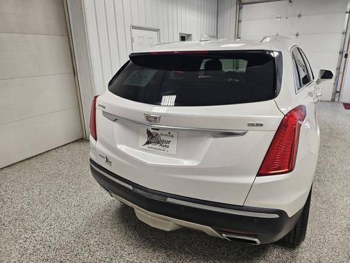Crystal White Tricoat 2017 Cadillac XT5 Platinum