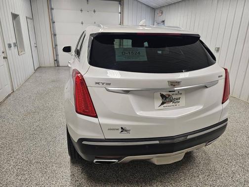 Crystal White Tricoat 2017 Cadillac XT5 Platinum