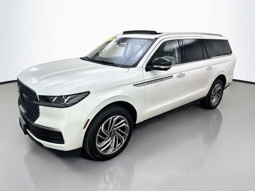 White Metallic 2025 Lincoln Navigator Reserve
