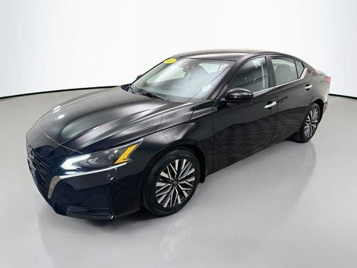 Super Black Clearcoat 2023 Nissan Altima 2.5 SV