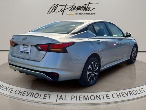 Brilliant Silver Metallic 2023 Nissan Altima S FWD