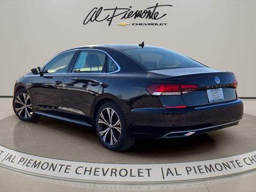 Deep Black 2021 Volkswagen Passat 2.0T SE