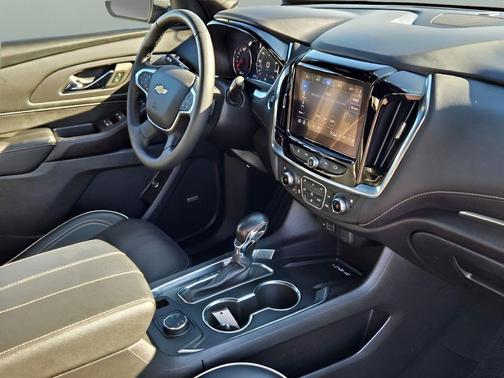 Mosaic Black Metallic 2022 Chevrolet Traverse Premier