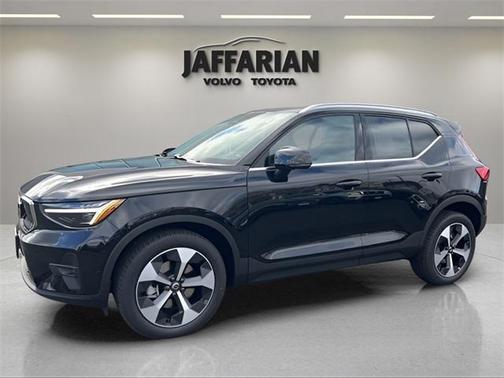 2025 Volvo XC40 B5 Plus Bright Theme