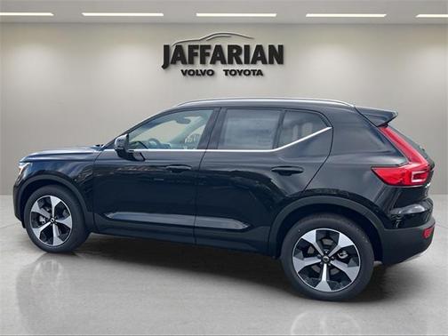 2025 Volvo XC40 B5 Plus Bright Theme