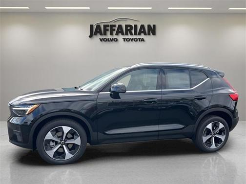 2025 Volvo XC40 B5 Plus Bright Theme