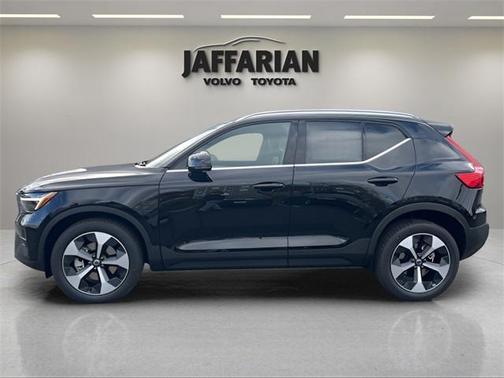 2025 Volvo XC40 B5 Plus Bright Theme