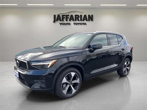 2025 Volvo XC40 B5 Plus Bright Theme