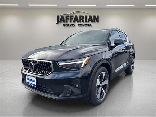 2025 Volvo XC40 B5 Plus Bright Theme