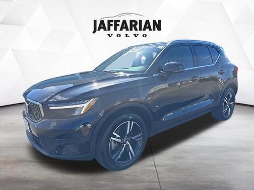 2025 Volvo XC40 Core