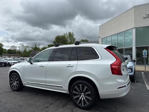 2024 Volvo XC90 B5 Plus Bright Theme