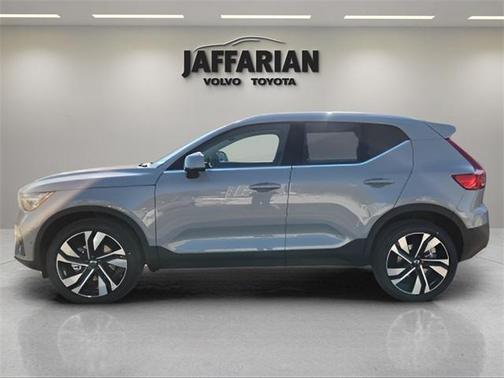 2025 Volvo XC40 B5 Ultra Bright Theme
