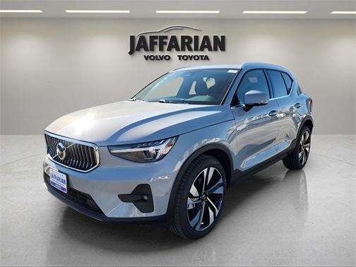 2025 Volvo XC40 B5 Ultra Bright Theme