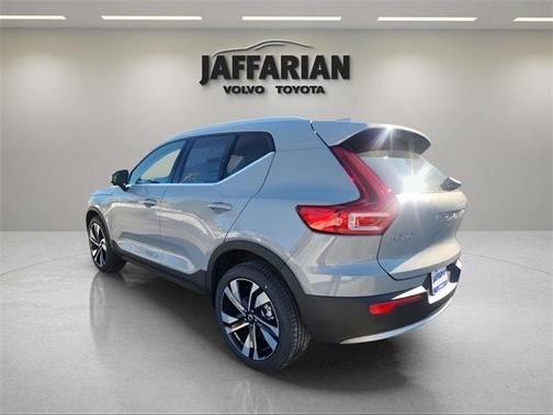 2025 Volvo XC40 B5 Ultra Bright Theme