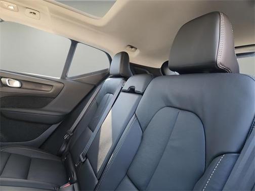 2025 Volvo XC40 B5 Ultra Bright Theme