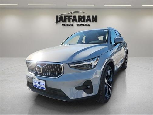 2025 Volvo XC40 B5 Ultra Bright Theme